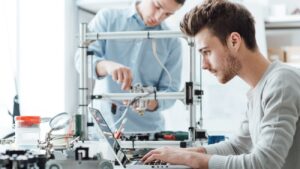 engineering students working in the lab PESV4KM 1300x731 1